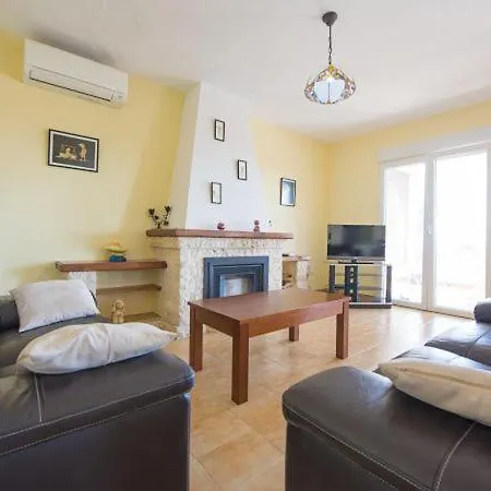 Villa Sleeps 8 Pool